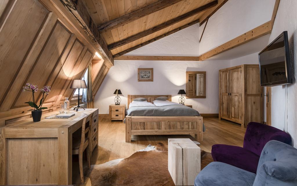 Romantik Hotel L'Etoile Шарме Екстериор снимка
