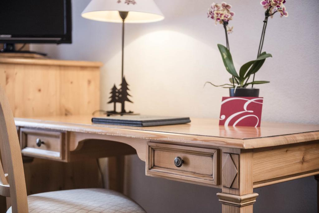 Romantik Hotel L'Etoile Шарме Екстериор снимка